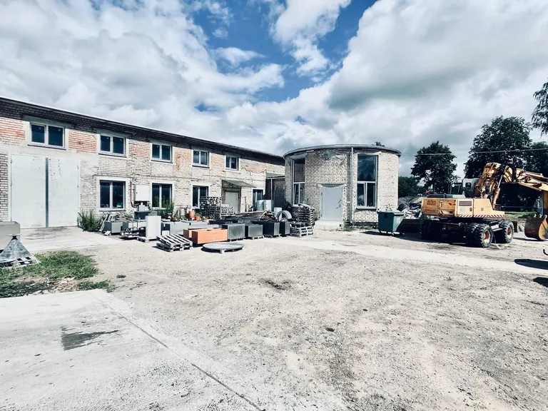 Ražošanas ēkas Ventspils ielā 63D pagalma un fasādes kopskats pārbūves procesā