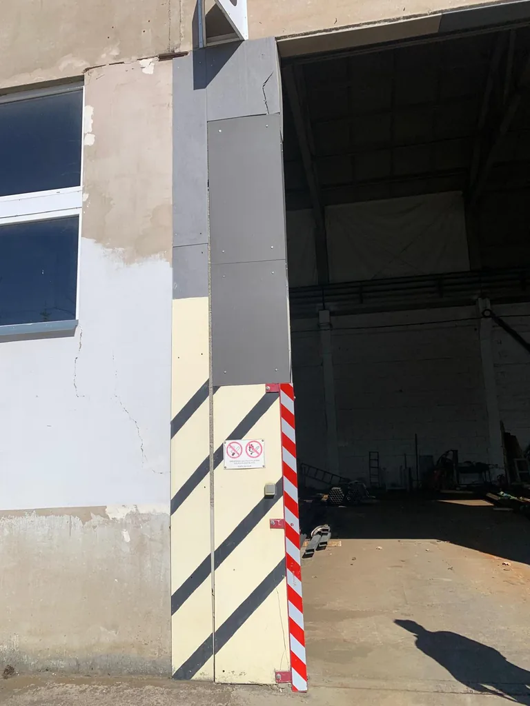 RRA angāra vārtu ailes bojātās apdares un konstrukcijas skats